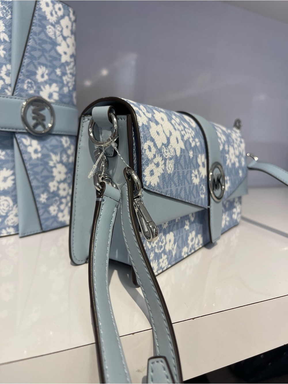 MICHAEL KORS Greenwich Md Printed Signature Logo Convertible Shoulder
Pale Ocean - Picture 3 of 16
